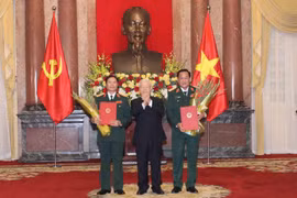 Tổng Bí thư, Chủ tịch nước Nguyễn Phú Trọng trao Quyết định thăng quân hàm cấp Thượng tướng cho hai Thứ trưởng Bộ Quốc phòng Nguyễn Tân Cương và Võ Minh Lương. (Ảnh: Phương Hoa/TTXVN)