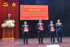 Bí thư Tỉnh ủy Bà Rịa-Vũng Tàu Phạm Viết Thanh trao quyết định cho ông Nguyễn Công Vinh (đứng giữa). (Ảnh: Đoàn Mạnh Dương/TTXVN)