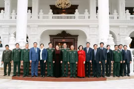 Chủ tịch Quốc hội Nguyễn Thị Kim Ngân với cán bộ, chỉ huy Bộ Tư lệnh Quân khu 3 và các đồng chí Bí thư Tỉnh ủy trong địa bàn Quân khu. (Ảnh: Trọng Đức/TTXVN)