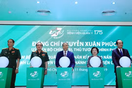 Thủ tướng Nguyễn Xuân Phúc cùng các đại biểu thục hiện nghi thức khánh thành Viện Chấn thương chỉnh hình thuộc Bệnh viện Quân y 175. (Ảnh: Thống Nhất/TTXVN)