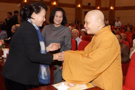 Chủ tịch Quốc hội Nguyễn Thị Kim Ngân với Hòa thượng Thích Thiện Nhơn, Phó Chủ tịch không chuyên trách Ủy ban Trung ương MTTQ Việt Nam. (Ảnh: Trọng Đức/TTXVN)