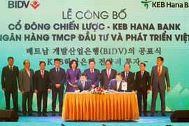 Lễ ký kết thỏa thuận giữa Ngân hàng TMCP Đầu tư và Phát triển Việt Nam (BIDV) Ngân hàng KEB Hana Hàn Quốc (KEB Hana Bank). (Ảnh: Nguyễn Dân/TTXVN)