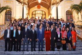 Thứ trưởng Bộ Ngoại giao Nguyễn Quốc Dũng với phóng viên, đại diện các cơ quan thông tấn, báo chí nước ngoài làm việc tại Việt Nam. (Ảnh: Lâm Khánh/TTXVN)