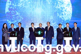 Thủ tướng Nguyễn Xuân Phúc và các đại biểu thực hiện nghi thức khai trương Cổng Dịch vụ công Quốc gia. (Ảnh: Thống Nhất/TTXVN)
