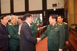 Đại tướng Ngô Xuân Lịch, Bộ trưởng Bộ Quốc phòng với các đại biểu. (Ảnh: Dương Giang/TTXVN)