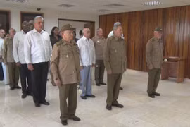 Chủ tịch Cuba Raul Castro tưởng niệm trước tro cốt lãnh tụ Fidel
