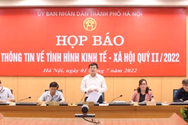 Chánh Văn phòng Ủy ban Nhân dân thành phố Hà Nội Trương Việt Dũng phát biểu tại phiên họp báo. (Ảnh: Xuân Quảng/Vietnam+)