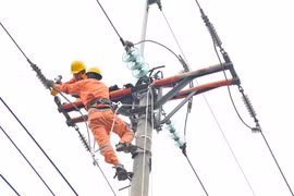 EVNHANOI đã chuẩn bị các phương án cũng như vật tư, thiết bị để kịp thời ứng phó với các sự cố xảy ra trong mưa bão. (Ảnh: PV/Vietnam+)