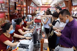 Khách hàng giao dịch vàng miếng. (Ảnh: TTXVN)