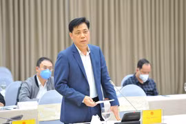 Thứ trưởng Bộ Giao thông vận tải Nguyễn Ngọc Đông tại Phiên họp báo Chính phủ tối 28/1. (Ảnh: Minh Đức/TTXVN)