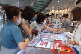 Khách hàng giao dịch vàng. (Ảnh: TTXVN)