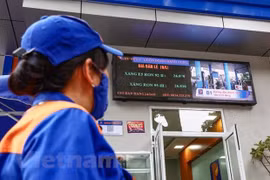 Một cửa hàng của Petrolimex chuẩn bị niêm yết giá mới. (Ảnh: PV/Vietnam+)