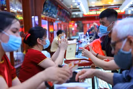 Khách hàng giao dịch vàng miếng. (Ảnh: TTXVN)