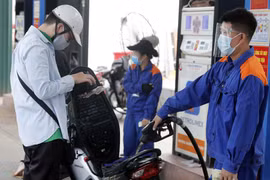 Trong 3 kỳ điều hành gần nhất, giá xăng liên tục đi lên. (Ảnh: TTXVN)