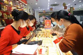 Khách hàng giao dịch vàng miếng. (Ảnh: TTXVN)