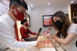 Khách hàng giao dịch vàng miếng. (Ảnh: TTXVN)