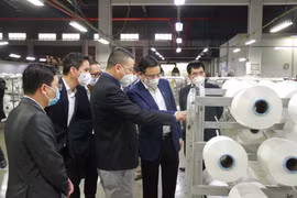 Tổng Giám đốc PetroVietnam Lê Mạnh Hùng kiểm tra chất lượng sản phẩm tại Nhà máy. (Ảnh: Vietnam+)