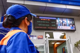 Một cửa hàng của Petrolimex chuẩn bị niêm yết giá mới. (Ảnh: PV/Vietnam+)