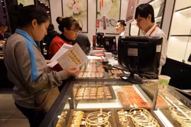Khách hàng đến giao dịch vàng tại các doanh nghiệp trên địa bàn Hà Nội. (Ảnh: TTXVN)