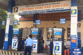 Lực lượng Quản lý thị trường Hà Nội tăng cường kiểm tra, kiểm soát hoạt động kinh doanh xăng dầu. (Ảnh: PV/Vietnam+)