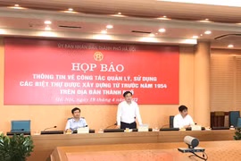 Chánh Văn phòng Ủy ban Nhân dân thành phố Hà Nội Trương Việt Dũng chủ trì buổi họp báo. (Ảnh: Xuân Quảng/Vietnam+)