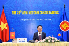 Bộ trưởng Bộ Công Thương Nguyễn Hồng Diên chủ trì điểm cầu Hà Nội tại Hội nghị tham vấn cấp Bộ trưởng Kinh tế ASEAN-Trung Quốc lần thứ 20. (Ảnh: Trần Việt /TTXVN)
