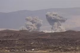 Khói bốc lên sau một vụ không kích của liên quân do Saudi Arabia dẫn đầu nhằm vào các mục tiêu của phiến quân Houthi ở khu vực Algevinh thuộc tỉnh Marib (Yemen), hồi tháng 4/2021. (Ảnh: AFP/TTXVN)