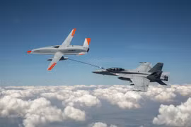 Máy bay không người lái MQ-25 T1 do Boeing chế tạo tiếp nhiên liệu cho chiếc tiêm kích F/A-18 Super Hornet của Hải quân Mỹ trong chuyến bay thử nghiệm ngày 4/6/2021. (Ảnh: AFP/TTXVN)