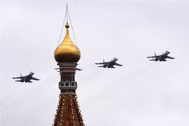 Máy bay chiến đấu Su-35S tại lễ duyệt binh kỷ niệm Ngày Chiến thắng ở Moskva (Nga), ngày 9/5/2021. (Ảnh: AFP/TTXVN)