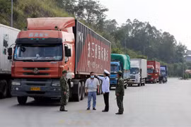 Lực lượng chức năng kiểm tra thân nhiệt lái xe khi ra, vào khu vực cửa khẩu Tân Thanh (tỉnh Lạng Sơn). (Ảnh: Thái Thuần/TTXVN)
