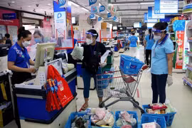 Hội viên Hội Liên hiệp phụ nữ Thành phố Hồ Chí Minh đi chợ giúp người dân mua hàng hóa, lương thực tại siêu thị Co.op Nhiêu Lộc-Thị Nghè. (Ảnh: Thanh Vũ/TTXVN)
