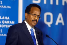 Tổng thống Somalia Mohamed Abdullahi Mohamed phát biểu trước các đại biểu tại cuộc đàm phán bầu cử ở Mogadishu (Somalia), ngày 27/5/2021. (Nguồn: Reuters)