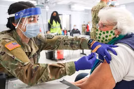 Hơn 145 triệu người trưởng thành tại Mỹ đã được tiêm ít nhất một mũi vaccine ngừa COVID-19. (Nguồn: bbc.com)