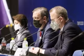 Chủ tịch Ủy ban Paralympic quốc tế Andrew Parsons (giữa) tại một cuộc họp báo ở Tokyo (Nhật Bản), ngày 23/8/2021. (Ảnh: Kyodo/TTXVN)