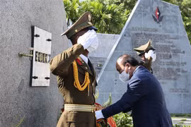Chủ tịch nước Nguyễn Xuân Phúc đặt vòng hoa tại bia mộ Lãnh tụ Fidel Castro. (Ảnh: Thống Nhất/TTXVN)