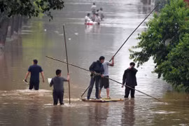 Nước lũ ở một khu làng ở tỉnh Hà Nam (Trung Quốc). (Nguồn: theguardian.com)