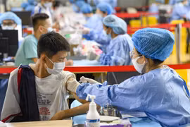 Nhân viên y tế tiêm vaccine ngừa COVID-19 cho học sinh tại Ngân Xuyên (Trung Quốc). (Ảnh: THX/TTXVN)