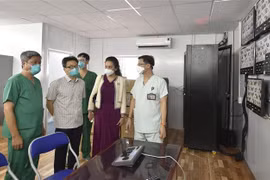 Phó Thủ tướng Vũ Đức Đam thăm Trung tâm hồi sức tích cực của Bệnh viện Việt Đức, Thành phố Hồ Chí Minh. (Ảnh: TTXVN)
