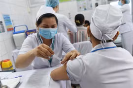 Tiêm vaccine cho nhân viên y tế tại Bệnh viện Bệnh Nhiệt đới Thành phố Hồ Chí Minh, hồi tháng 3/2021. (Ảnh: Đinh Hằng/TTXVN)