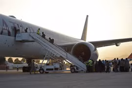 Hành khách lên máy bay của hãng hàng không Qatar Airways tại sân bay Kabul (Afghanistan), ngày 9/9/2021. (Ảnh: AFP/TTXVN)