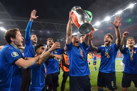 Niềm vui phút đăng quang vô địch EURO 2020 của các cầu thủ Italy trong trận chung kết gặp đội chủ nhà Anh trên sân Wembley ở London, ngày 11/7/2021. (Ảnh: AFP/TTXVN)