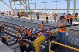 Thi công kéo cáp trên tuyến metro Bến Thành-Suối Tiên. (Ảnh: Tiến Lực/TTXVN)