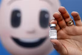 Nhân viên y tế chuẩn bị tiêm vaccine ngừa COVID-19 của Pfizer-BioNTech cho học sinh tại trường học ở Taibeh (Israel). (Ảnh: AFP/TTXVN)