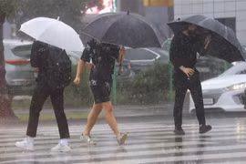 Mưa lớn sau khi bão Chanthu quét qua đảo Jeju (Hàn Quốc), ngày 16/9/2021. (Ảnh: Yonhap/TTXVN)