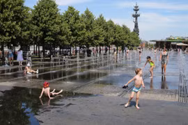 Người dân tắm giải nhiệt ở thủ đô Moskva của Nga. (Nguồn: themoscowtimes.com)