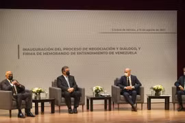 Chủ tịch Quốc hội Venezuela Jorge Rodriguez, Ngoại trưởng Mexico Marcelo Ebrard, Giám đốc Trung tâm giải quyết xung đột NOREF của Na Uy Dag Nylander và Trưởng đoàn đại diện phe đối lập Venezuela Gerardo Blyde Perez (theo thứ tự từ trái sang), tại vòng đàm