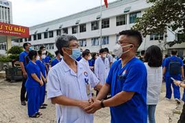 Chia tay đoàn bác sỹ lên đường hỗ trợ miền Nam chống dịch. (Nguồn: suckhoedoisong.vn)
