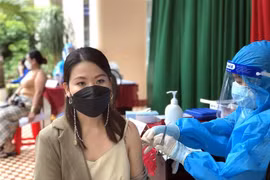 Tiêm vaccine ngừa COVID-19 cho người dân phường Trần Phú, thành phố Quy Nhơn (Bình Định), chiều 28/9/2021. (Ảnh: Nguyên Linh/TTXVN)