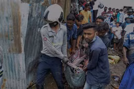 Nhân viên cứu hộ chuyển người thiệt mạng trong vụ lở đất ở Mumbai (Ấn Độ), ngày 18/7/2021. (Ảnh: AFP/TTXVN)