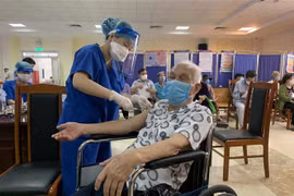 Tiêm vaccine ngừa COVID-19 cho người dân tại Bệnh viện Đà Nẵng, ngày 7/8/2021. (Ảnh: TTXVN)
